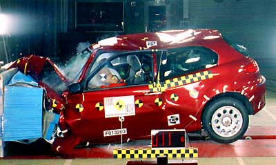 [Imagen: Alfa147crash.jpg]